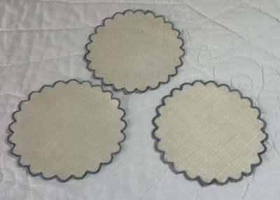 Lote Vintage De Três Guardanapos, Linho, Branco Antigo Com Bordas Recortadas Azuis - Imagem 1 de 4