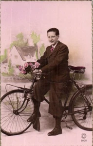 Un niño montando una bicicleta - Ciclismo - Foto postal antigua años 1900 3 - Imagen 1 de 2