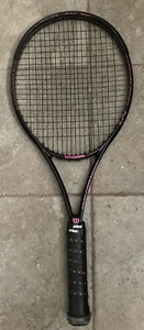 RACCHETTA TENNIS WILSON BLADE 104 4 3/8 Serena Williams rosa edizione limitata RARA - Foto 1 di 12