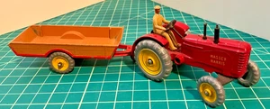 Dinky Toys Massey Harris Traktor mit Halesowen Farm Trailer 27A - Bild 1 von 6