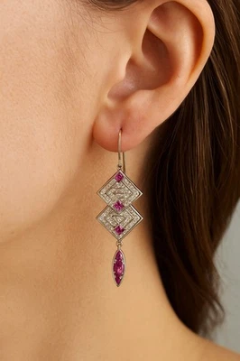 Pendientes colgantes Art Deco con diamantes rubí platino oro blanco de 14 quilates perforados geométricos Foto 1 de 4