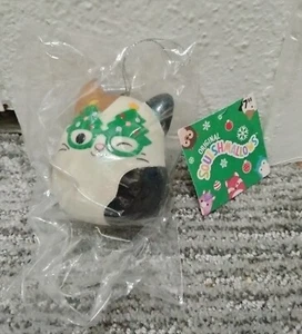 Squishmallow Kurt Adler Cam die Katze trägt Baumgläser 3" Weihnachtsschmuck - Bild 1 von 4