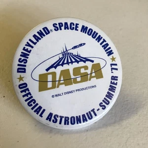 RARO “Astronauta Oficial” Montaña Espacial Verano 1977 Botón Parque Disneyland - Imagen 1 de 2