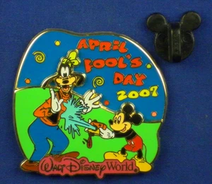 Mickey Mouse & Goofy Water Camera April Fool's Day 2007 LE OC Pin # 53577 - Imagen 1 de 4
