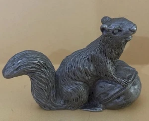 Adorable estatuilla de animal en miniatura de nuez sosteniendo ardilla de peltre - Imagen 1 de 6