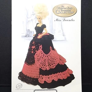 Annies Ático Miss Diciembre Dama Victoriana Colección Centenario Patrón Crochet - Imagen 1 de 2