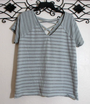 Top tejido para mujer Maurices talla L manga corta multicolor a rayas cuello en V Foto 1 de 4