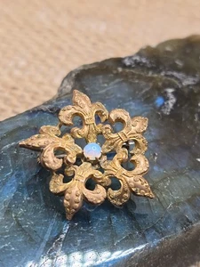 Broche antiguo flor de lis de ópalo pasta de metal dorado 1,2" - Imagen 1 de 6