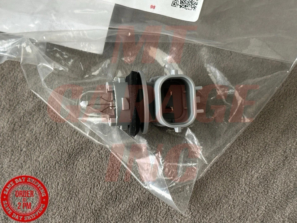 2001-2005 Lexus IS300 Side Marker Bulb Housing Socket + Bulb - Image 1 of 1