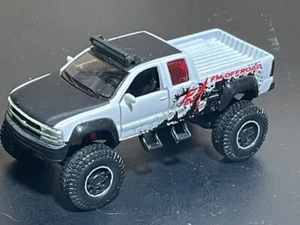 Maisto 4x4 1999 Chevy Silverado FM OFFROAD Truck, White, 1/48 - Picture 1 of 4
