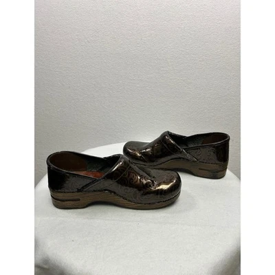 Dansko Brown Embossed Patent Leather Clogs Mules Shoes Size 42 11.5-12 - Image 1 of 4