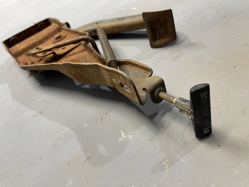 Buick Electra 225 Wildcat 1966 1965 montaje de pedal de freno de estacionamiento de emergencia 1967 Foto 1 de 3