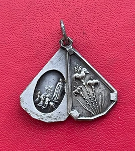 Belle médaille religieuse en métal argenté, avec bélière, à découvrir - Picture 1 of 5