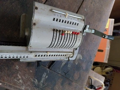 Ancienne machine à calculer Arithmomètre - Photo 1/4