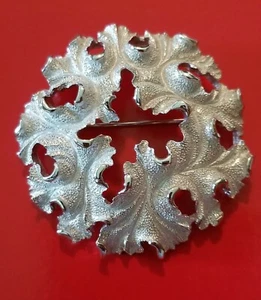 Broche prendedor corona trifari vintage tono plata con volantes y textura   - Imagen 1 de 6