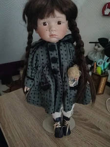 Porzellanpuppe, Dekopuppe Inkl. Ständer, Mädchen Mit Zöpfen - Bild 1 von 6