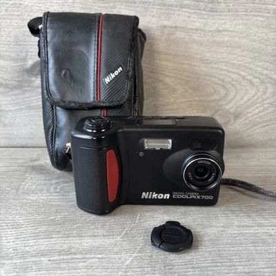 Nikon Coolpix 700 2.1 Mpixel Compact Digital Camera With Case And Card - Image 1 of 4
