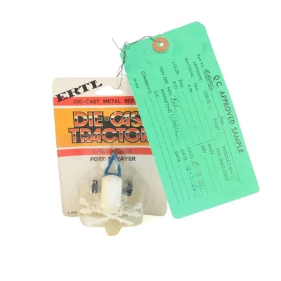 1/64 Ford Blue & White Pull Type Sprayer, 1980s ERTL Factory Production Sample - Image 1 of 2