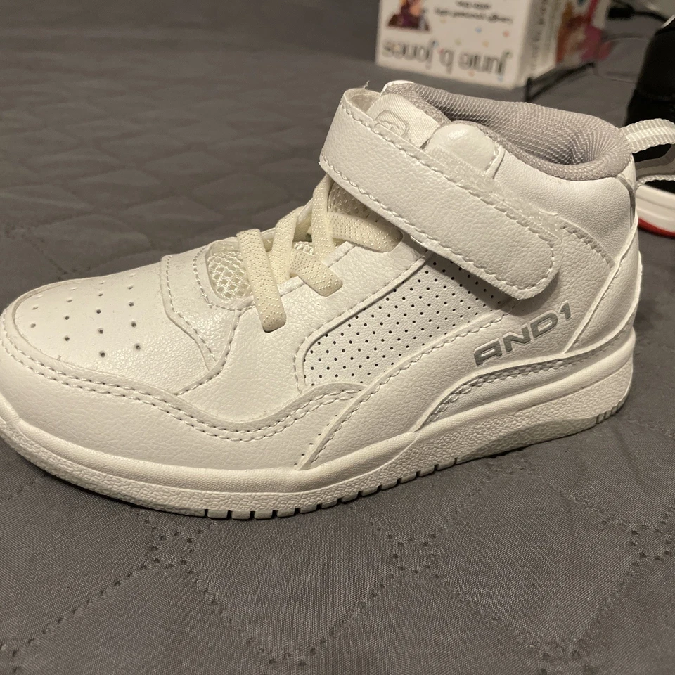Tenis de baloncesto AND1 para niños pequeños talla 10 color blanco Foto 1 de 4