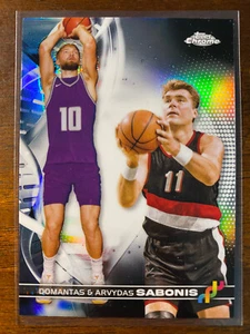 2023-24 Topps Cromo Baloncesto Domantas y Arvydas Sabonis #DNA-4 ADN Familia - Imagen 1 de 2