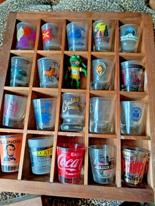 38 Vintage Schnapsgläser und zwei Vintage Holzböden Vitrinen - Bild 1 von 18