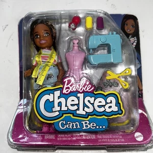 Neu Barbie Chelsea kann Puppe Nähen Näherin Spielzeug - Bild 1 von 1