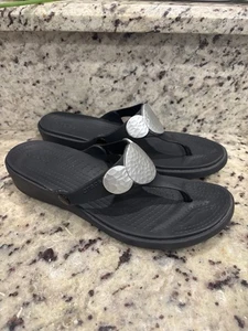 Crocs Sanrah Größe 10 Dual Komfort schwarz silber gehämmert Akzent Keilabsatz Tanga - Bild 1 von 5