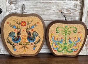 Vintage 60er Kork PA Niederländische Volkskunst Hähne bemalt Untersetzer Hot Pads 2 Stck. - Bild 1 von 6