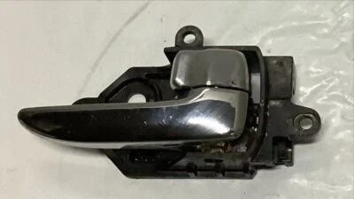 02-05 INFINITI Q45 MAÇANETA DA PORTA INTERNA DIREITA DO PASSAGEIRO DIANTEIRO CROMADO FABRICANTE DE EQUIPAMENTO ORIGINAL - Imagem 1 de 2