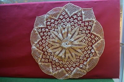 ** ANCIEN GRAND NAPPERON AU CROCHET CENTRE DE TABLE SOUS VASE BRODERIE DENTELLE - Photo 1/4