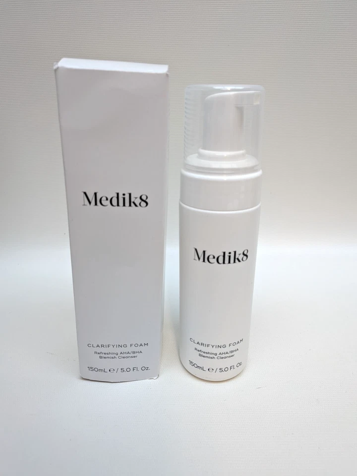 Espuma Clarificante MEDIK8 150ml Refrescante AHA/BHA Limpador de Manchas 150ml - Imagem 1 de 3