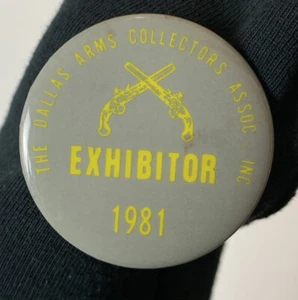 De colección The Dallas Arms Collectors Assoc. Pistola expositora 1981 pin insignia botón - Imagen 1 de 7