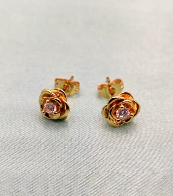 Vergoldet, kleine  Blume mit Strassstein Ohrringe in einer weißen Schachtel - Bild 1 von 2