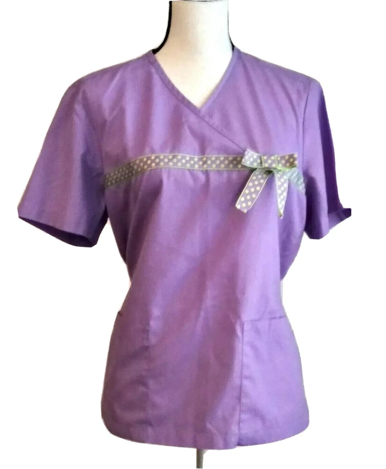 Blusa Médica Peaches para Mujer Talla M Púrpura Frontal Verde Lunares Cinta Lazo Bolsillos S/S Foto 1 de 4