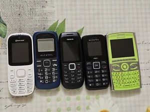 5 Vecchi Cellulari Da Collezione Non Funzionanti.Motorola Alcatel Nokia Glamour - Foto 1 di 8