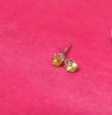 Aretes de plata de ley con cambio de color de zafiro amarillo de 0,25 CTTW Foto 1 de 4