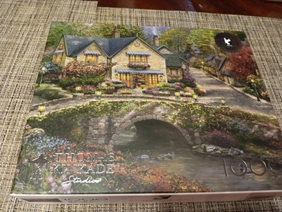 Ceaco T Kinkade ЛЕТО В БУЛЫЖНОЙ ДЕРЕВНЕ Серебряный Выбор Издания 1000 Шт. Комплект - Изображение 1 из 4