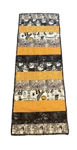 Hecho a mano acolchado Halloween 46" x 16" corredor de mesa esqueleto arañas calabaza - Imagen 1 de 4