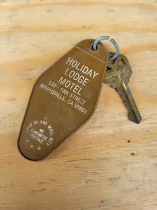 Vintage Holiday Lodge Motel Key Fob Tan Marysville California CA - Picture 1 of 2
