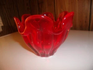 VINTAGE RED GLASS BOWL CIGAR ASHTRAY HEAVY ART GLASS DECORATIVE TRINKET CANDY - Picture 1 of 5