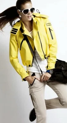 Chaqueta de lluvia corta amarilla deportiva Burberry talla 10 Foto 1 de 4
