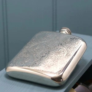 FRASCO DE CADERA PELTRE VICTORIANO HOJAS DE DESPLAZAMIENTO 6 oz CAPACIDAD HECHO EN REINO UNIDO EN CAJA SPORRAN - Imagen 1 de 5