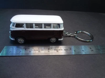 Volkswagen Classic Bus 1962 llavero de acción marrón/blanco escala 1:64 Foto 1 de 4