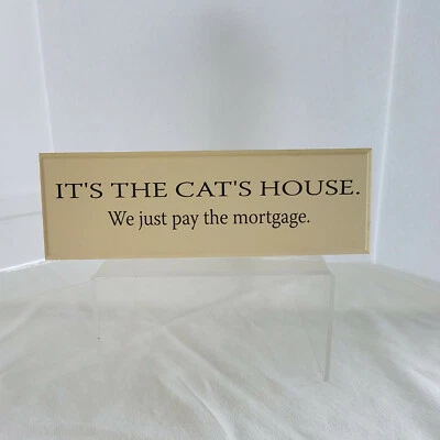 Letrero Danielson Designs "Es la casa del gato. We Just Pay The Mortgage" Hecho en EE. UU. Foto 1 de 3