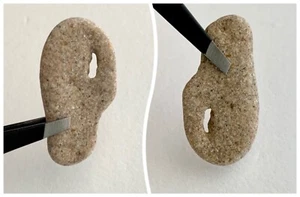 A forma di d o p naturale buco spiaggia roccia pietra strega fata augurio lettera iniziale - Foto 1 di 11