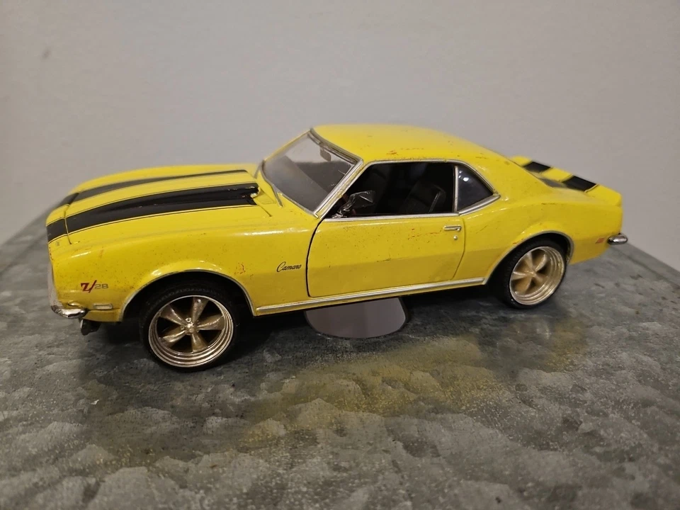 Chevy Camaro Z/28 1968, amarillo - Welly escala 1/24 diecast modelo coche de juguete Foto 1 de 4