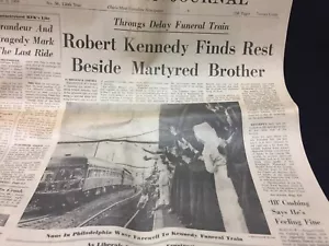 Periódico Akron Beacon 6/9/68 Robert F. Kennedy encuentra descanso al lado del hermano John - Imagen 1 de 2