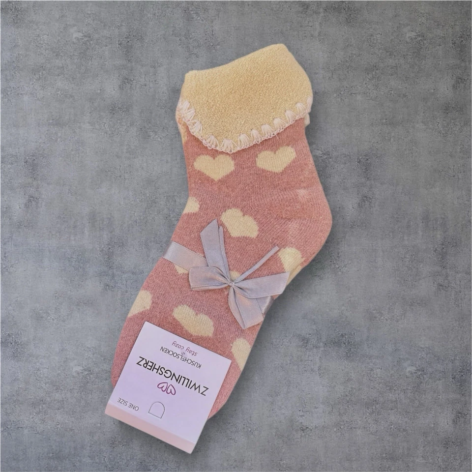 NEU ❤️Zwillingsherz ♥Kuschelsocken, Strümpfe „Herzen“ mit Schleife rosa, beige - Bild 1 von 1