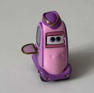 Disney Pixar Cars Travelin' Through Tokyo Barmaid Rosa Suelto 1:43 RARO - Imagen 1 de 5