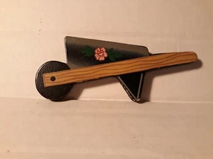 ๐ Vintage Wheelbarrow Refrigerator Magnet (A1 - Picture 1 of 2